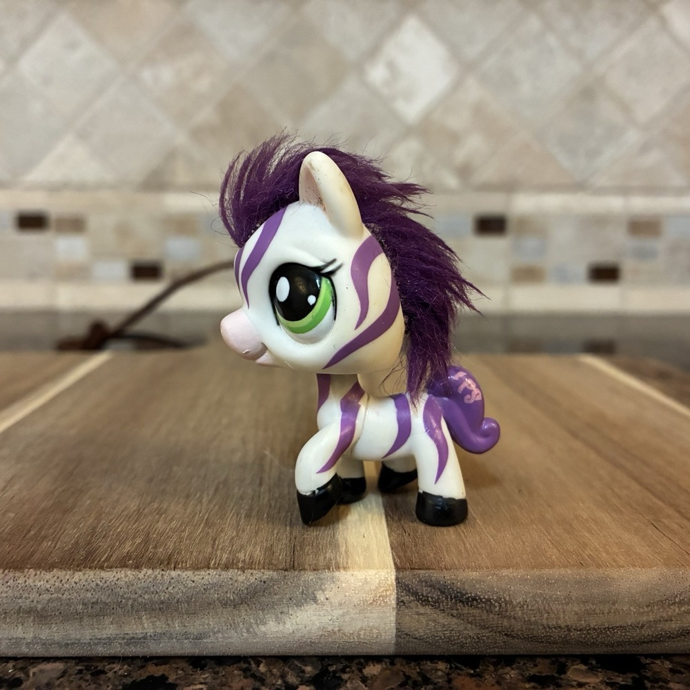 Littlest Pet‎ Shop Purple White Zebra Fuzzy Mane w/ Green Eyes #2470